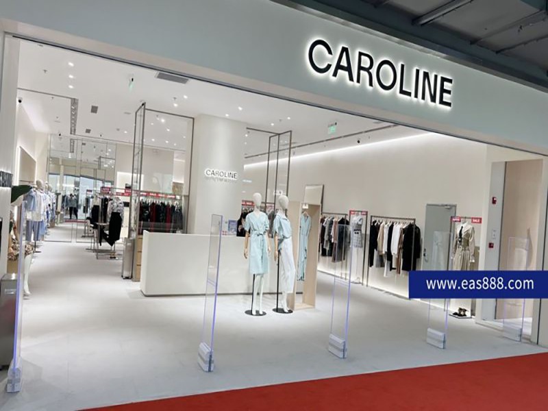 Loja de roupas CAROLINE instala dispositivo antifurto de roupas Cubic Beauty AM9800