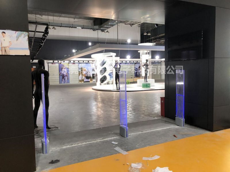 Marca esportiva 361° instalada dispositivo anti-roubo de roupas emeno cúbico