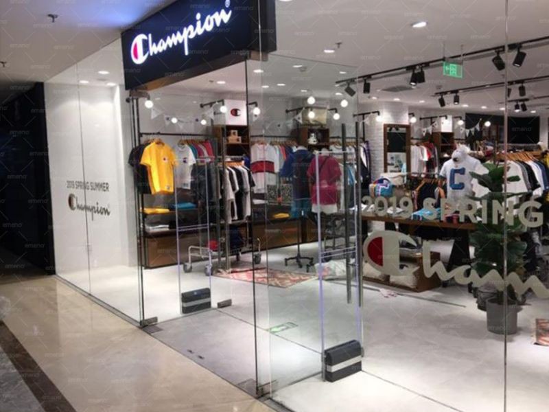 Dispositivo antifurto de roupas AM9800 instalado na loja de roupas Champion