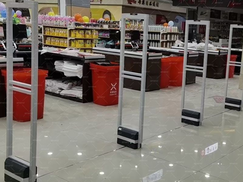 O supermercado instalou dispositivo anti-roubo magnético acústico AM8208 de beleza cúbica