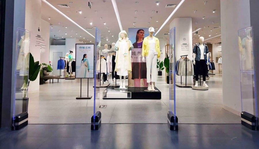 A solução EAS da Li Fangmei Technology ajuda as marcas de roupas a reduzir perdas e aumentar a eficiência. O alcance de detecção de tags rígidas pode chegar a 3,0 metros.