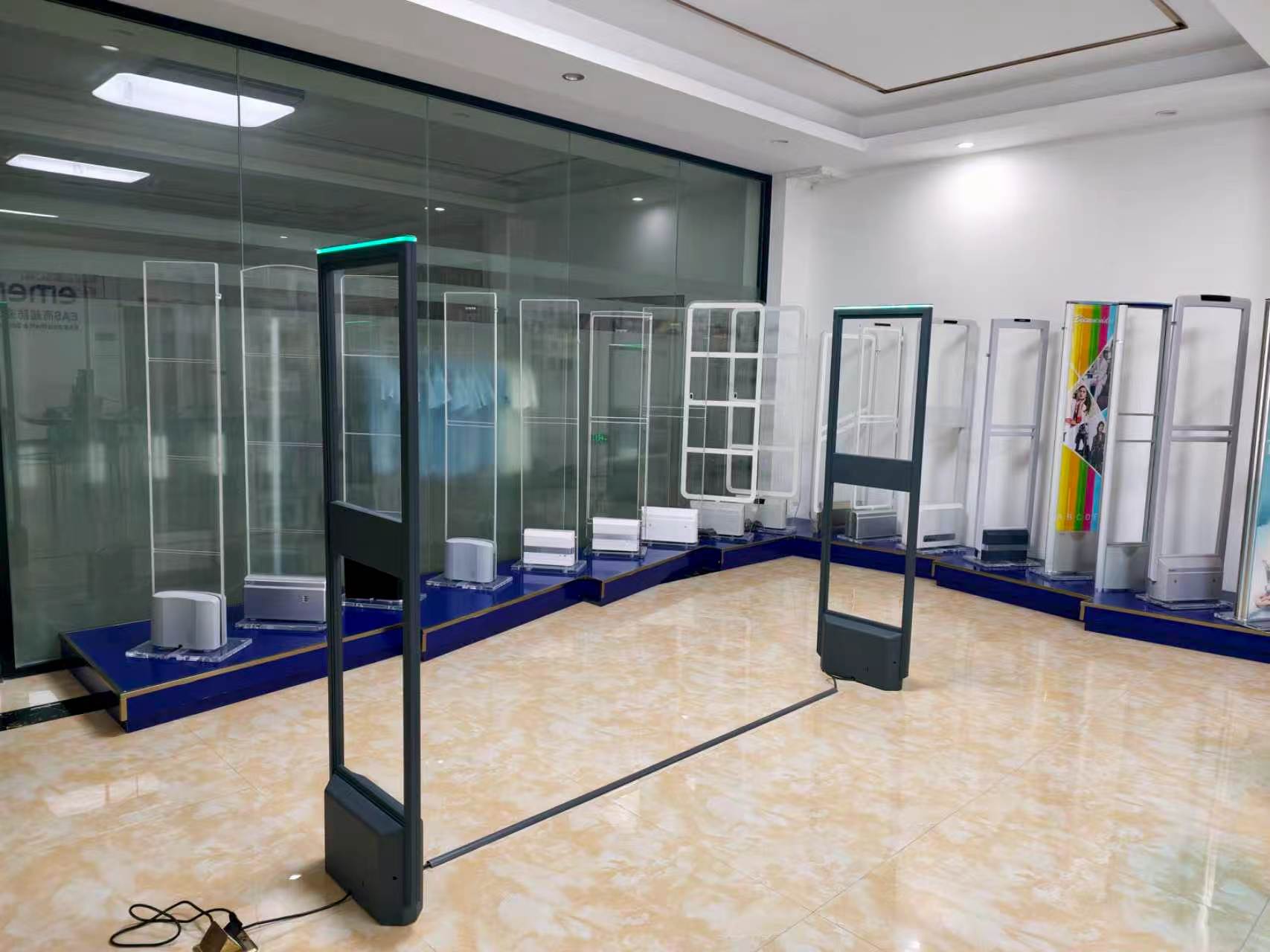 EMENO lança AM8288: corpo com acabamento fosco, luz LED superior, integra antena EAS como parte da loja